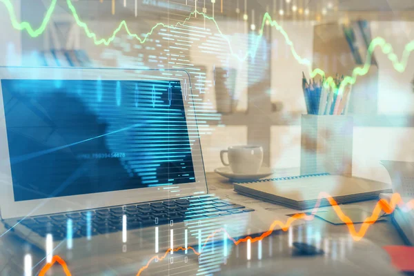 Holograma gráfico del mercado de valores dibujado en el fondo del ordenador personal. Exposición múltiple. Concepto de inversión. —  Fotos de Stock