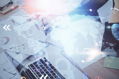 Dünya haritası hologramı ve veri tema simgeleriyle notlar alan ellerin çoklu pozlanması. Küresel bilgisayar verisi kavramı.