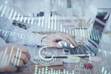 Teknoloji temalı hologramda arka planda çalışan bir adam var. Yüksek teknoloji konsepti. Çift pozlama.