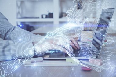 Teknoloji temalı hologramda arka planda çalışan bir adam var. Yüksek teknoloji konsepti. Çift pozlama.