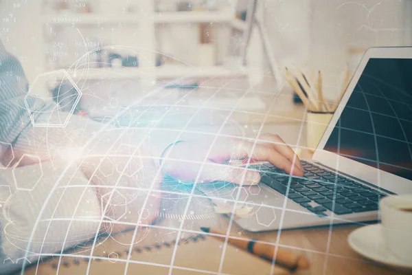 背景にコンピュータ上で作業している男と世界地図ホログラムのマルチ露出。世界的なウェブの概念. — ストック写真