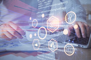 Veri temalı hologramın arka planda bilgisayarla çalışan bir adam tarafından çifte maruz bırakılması. Yenilik kavramı.