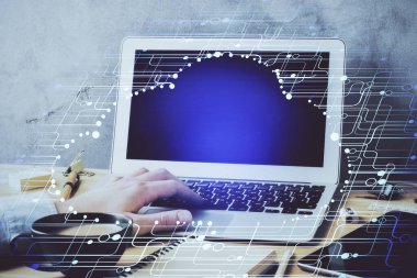 Veri temalı hologramın arka planda bilgisayarla çalışan bir adam tarafından çifte maruz bırakılması. Yenilik kavramı.