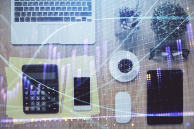 Masaüstünde telefonlu ön x grafik hologramına çift pozlama. Üst Manzara. Mobil ticaret platformu kavramı.