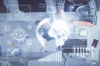 Kadın ve erkeğin birlikte çalışması ve finansal grafik hologramı çizimi. Pazar analizi konsepti. Bilgisayar arkaplanı. Üst Görünüm.