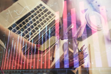İşkadını ellerinin bilgisayar ve finansal grafik hologramı çizimlerinde çifte pozlama. Borsa analizi kavramı.
