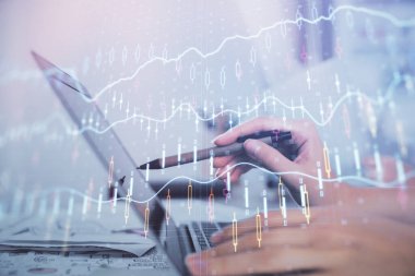 Bilgisayarda ve finansal grafik hologramında yazı yazan kadın ellerine çoklu maruz kalma. Borsa analizi kavramı.