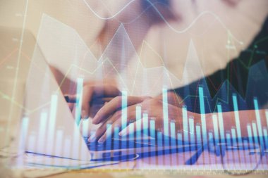 Bilgisayarda ve finansal grafik hologramında yazı yazan kadın ellerine çoklu maruz kalma. Borsa analizi kavramı.