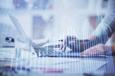 Bilgisayarda ve ön x grafik hologram çiziminde kadın eli yazarken çift pozlama. Borsa yatırım kavramı.