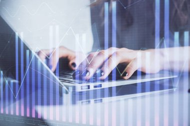 Bilgisayarda ve ön x grafik hologram çiziminde kadın eli yazarken çift pozlama. Borsa yatırım kavramı.