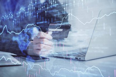 İnternetten alışveriş yapan kadının elinde kredi kartı ve mali grafik çizimi var. Borsa E-ticaret kavramı.