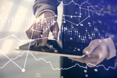 Erkeklerin el ele tutuşup dijital bir cihaz ve ön grafik çizimi kullanırken çift pozlama. Finansal piyasa kavramı.