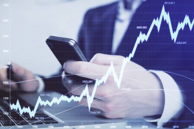 Erkeklerin el ele tutuşup dijital telefon ve forx grafik çizimleri kullanırken birden fazla pozlama. Finansal piyasa kavramı.