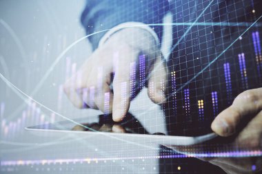 Bir adamın el ele tutuşup, telefon ve finansal çizim kullanırken birden fazla pozlama. Pazar analizi kavramı.