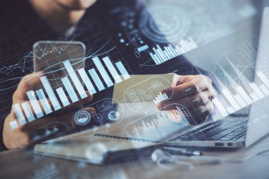 Bir adamın elini tutarken ve bir telefon ve finansal grafik çizimi kullanırken çift pozlama. Analiz kavramı.