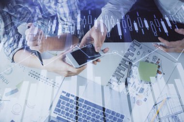 Önx grafik çizimine çifte maruz kalma ve kadın ve erkeğin birlikte çalışarak mobil bir cihaz kullanması. Ticaret konsepti.