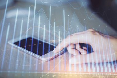 Ön x çizelgesine çift pozlama, hologram çizimi ve cep telefonu kullanan bir kadın. Finansal piyasa kavramı.