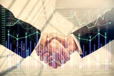Forx grafik hologramı ve iki adamın el sıkışması. Borsa konsepti.