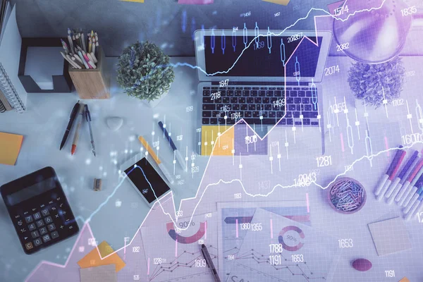 Multi exposición de gráfico de divisas dibujo sobre fondo de tabla con el ordenador. Concepto de investigación y análisis financieros. Vista superior. —  Fotos de Stock