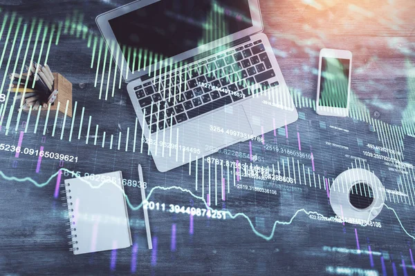 Doppelte Belichtung des Forex-Diagramms Zeichnung über Tischhintergrund mit Computer. Konzept der Finanzforschung und -analyse. Ansicht von oben. — Stockfoto