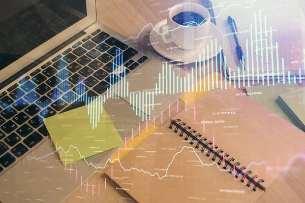 Multi exposure van forex grafiek tekening en desktop met koffie en items op tafel achtergrond. Begrip handel in financiële markten — Stockfoto