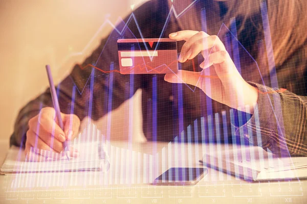 Dubbel exponering av kvinna on-line shopping med ett kreditkort och finansiella diagram ritning. Begreppet e-handel på börsen. — Stockfoto