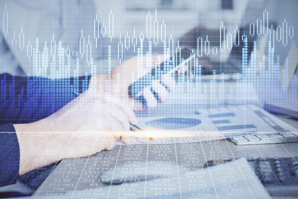 Doppelbelichtung von Menschenhänden, die ein digitales Gerät und eine Forex-Graphenzeichnung halten und verwenden. Finanzmarktkonzept. — Stockfoto