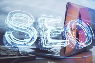 Bilgisayar ve seo çizim hologramı olan çok katmanlı bir tablo. Arama optimizasyon kavramı.