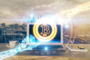 Blockchain temalı holograma ve bilgisayar arkaplanlı masaya çift pozlama. Bitcoin şifreleme para birimi kavramı.