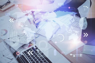 Dünya haritası hologramı ve veri tema simgeleriyle notlar alan ellerin çoklu pozlanması. Küresel bilgisayar verisi kavramı.