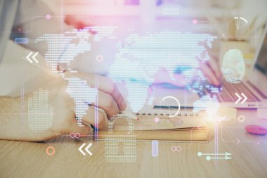 Arka planda bilgisayarla çalışan bir adamla dünya haritası hologramına çoklu maruz kalma. Dünya çapında ağ kavramı.