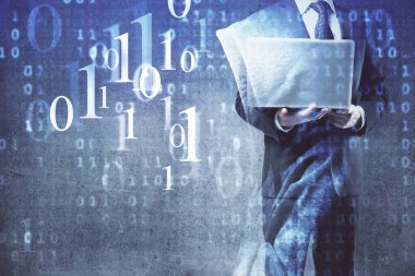 Veri temalı hologramın arka planda bilgisayarla çalışan bir adam tarafından çifte maruz bırakılması. Yenilik kavramı.