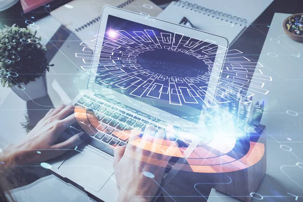 Multi blootstelling van technologie hologram met de mens die werkt op computer achtergrond. Concept van big data. — Stockfoto