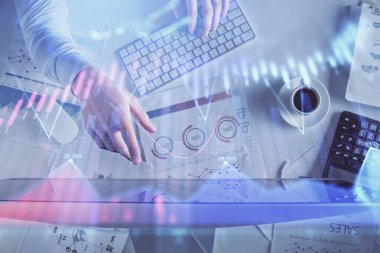 İnsan elinin bilgisayar klavyesine ve forx grafik hologramı çizimine çoklu pozlama. Üst Manzara. Finans piyasası kavramı.