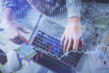 Kadın ve erkeğin birlikte çalışırken çifte pozlama ve hologram çizimi ön plana çıkarma. Finansal analiz konsepti. Bilgisayar arkaplanı. Üst Görünüm.