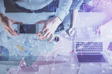 Birlikte çalışan kadın ve erkeğin çifte pozu ve finansal grafik hologramı çizimi. Pazar analizi konsepti. Bilgisayar arkaplanı. Üst Görünüm.