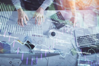 Birlikte çalışan kadın ve erkeğin çifte pozu ve finansal grafik hologramı çizimi. Pazar analizi konsepti. Bilgisayar arkaplanı. Üst Görünüm.