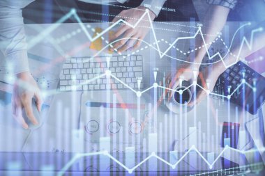 Birlikte çalışan kadın ve erkeğin çifte pozu ve finansal grafik hologramı çizimi. Pazar analizi konsepti. Bilgisayar arkaplanı. Üst Görünüm.