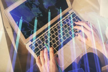 Bilgisayar ve ön x çizim hologramı üzerinde çalışan kadın elleri çift pozlama. Üst Manzara. Mali analiz kavramı.