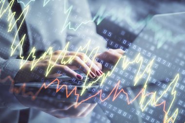 İş kadını ellerinin bilgisayar ve ön x çizelge hologramı çizimlerinde çifte pozlama. Mali analiz kavramı.