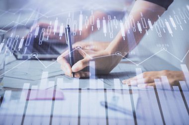 Bilgisayarda ve finansal grafik hologramında yazı yazan kadın ellerine çok maruz kalmış. Borsa analizi kavramı.