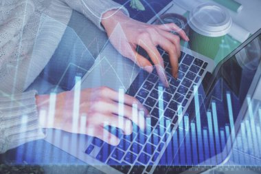 Bilgisayarda ve ön x grafik hologram çiziminde kadın eli yazarken çift pozlama. Borsa yatırım kavramı.