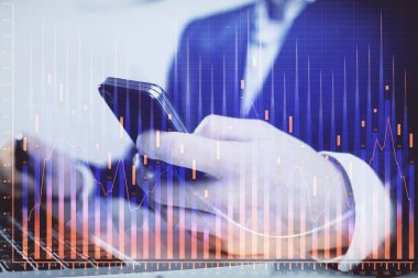 Dijital telefon ve forx grafik çizimi kullanarak adamın elini tutarken birden fazla pozlama. Finansal piyasa kavramı.
