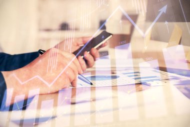 Bir adamın elini tutarken ve bir telefon ve mali grafik çizimi kullanırken çift pozlama. Analiz kavramı.