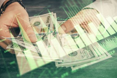 Finansal grafiğe çoklu pozlama hologram, Amerikan dolarları ve insan eli. Analiz kavramı.