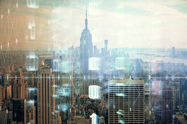 Veri temalı hologram gökdelenlerin arka planında çift pozlama ile şehir görünümüne çizim yapıyor. Teknoloji konsepti.