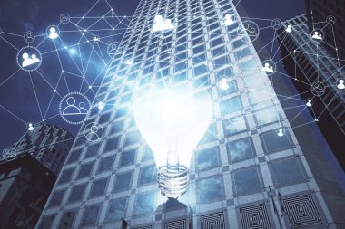 Ampul hologram çizimine ve şehir manzarasına çoklu maruz kalma. Fikir kavramı.