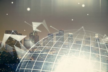 Şehir görünümünde harita ve veri temalı hologram ile gökdelenler arka planda çift pozlama. İş kavramında uluslararası teknoloji.