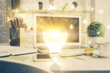 Sosyal ağ hologramıyla birlikte bilgisayar masaüstünde. Çoklu maruz kalma. Uluslararası insan ilişkileri kavramı.