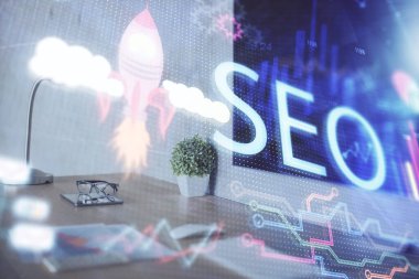 Bilgisayar ve seo çizim hologramı olan bir masanın çifte görüntüsü. Arama optimizasyon kavramı.